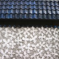 福岡市中央区警固の賃貸物件/青い瓦屋根に白いモコモコした花柄の塗り壁。