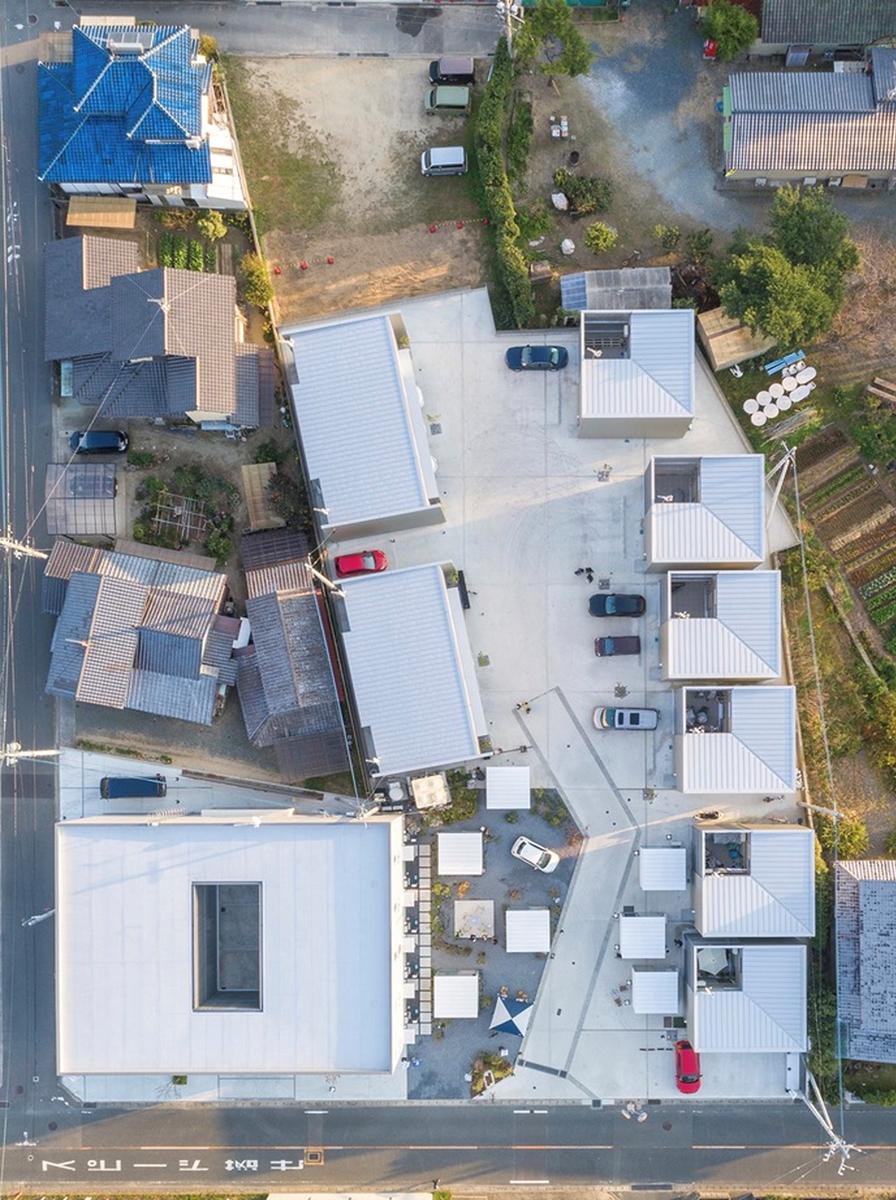 福津市宮司浜の賃貸物件/左下の一番大きい建物が当物件。4種類のハコと多様な営みからなるコミュニティです。