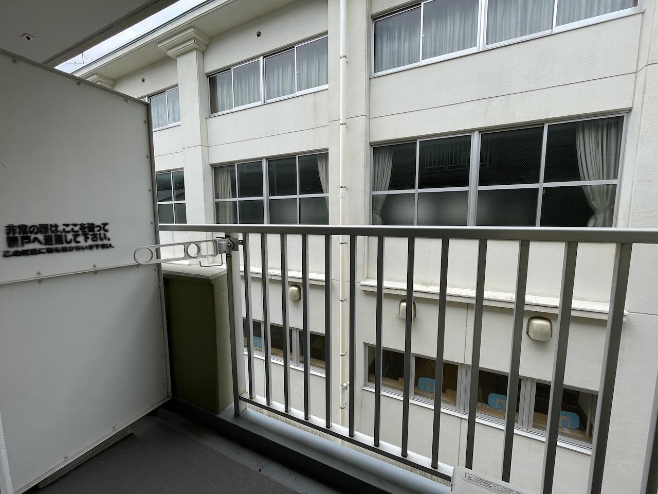 福岡市中央区平尾の賃貸物件/ベランダの向かいは高校です。教室が見えますが、すりガラスになっているので生活するには気にならないかと。
