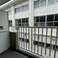 福岡市中央区平尾の賃貸物件/ベランダの向かいは高校です。教室が見えますが、すりガラスになっているので生活するには気にならないかと。