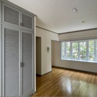 福岡市中央区平尾の賃貸物件/クローゼットのルーバーも部屋にマッチしていてかわいい。