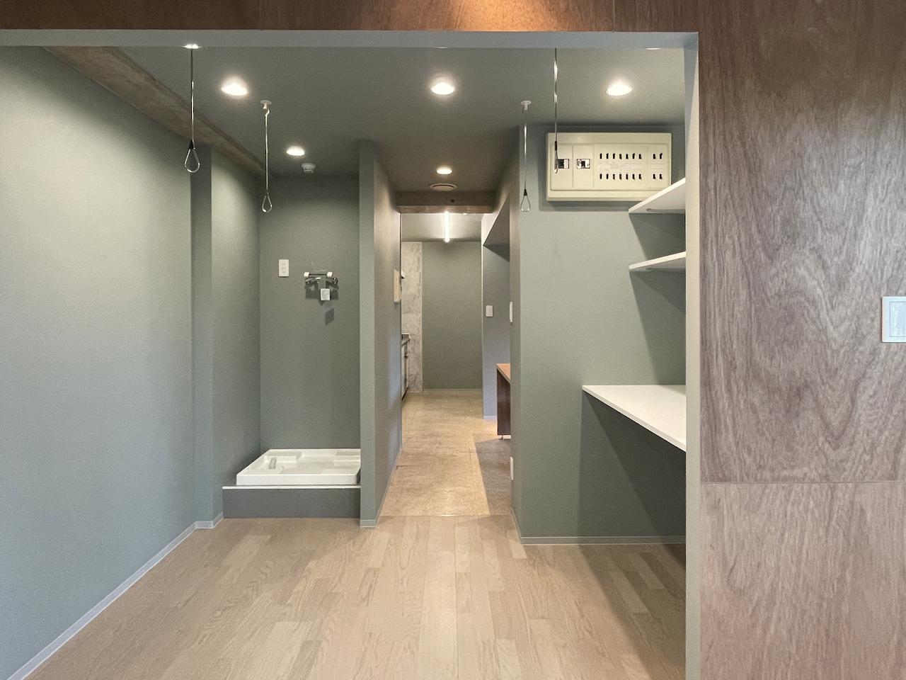 福岡市中央区桜坂の賃貸物件/洗濯機置き場。室内干し可能です。