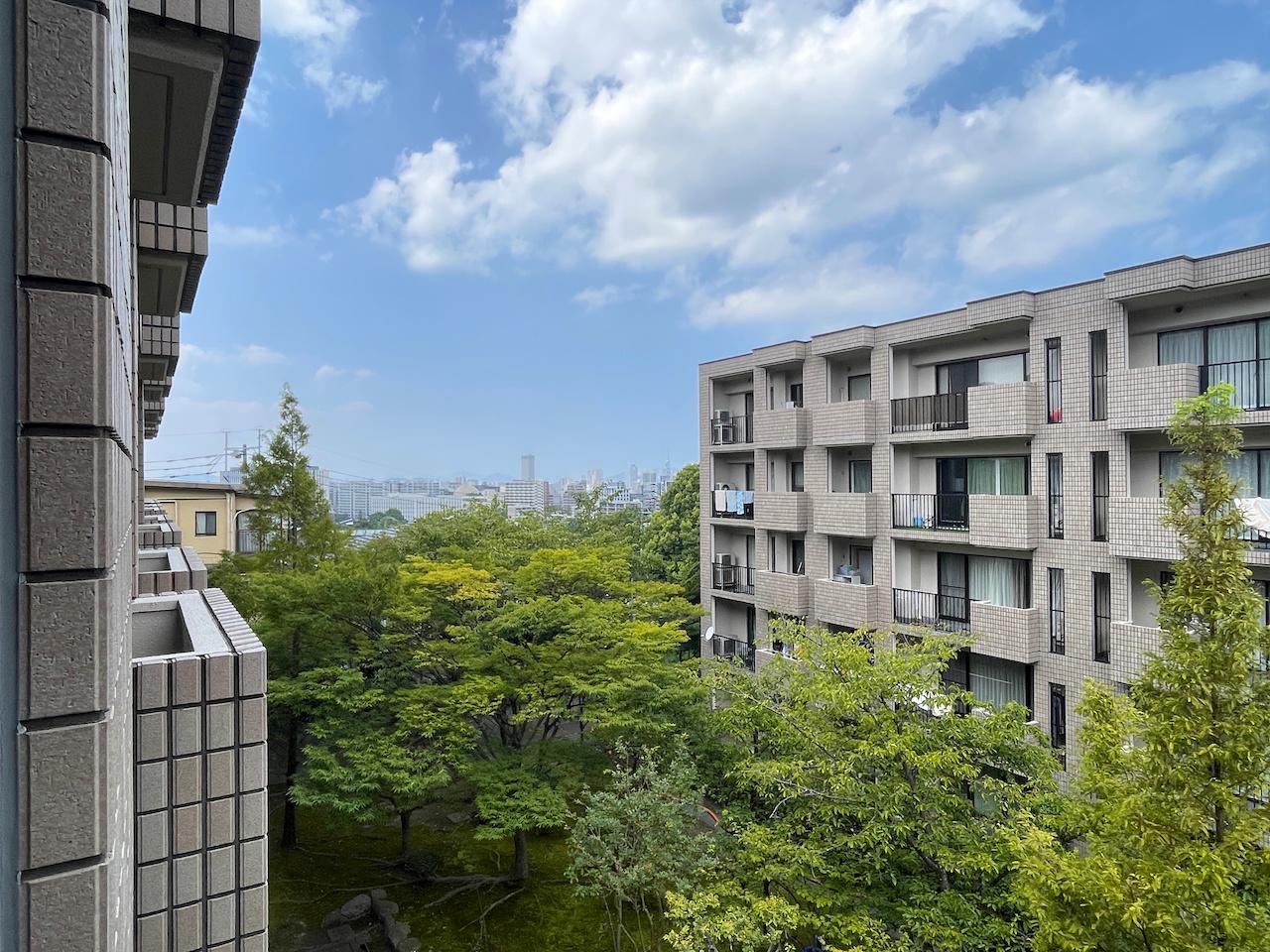 福岡市中央区桜坂の賃貸物件/洋室バルコニーからの眺望。福岡タワー見えます。