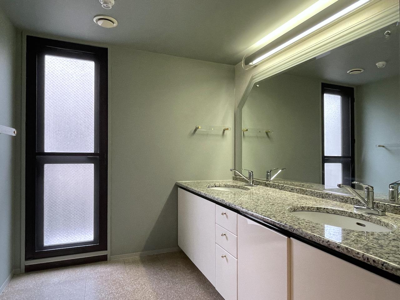 福岡市中央区桜坂の賃貸物件/洗面所。2人並べます。