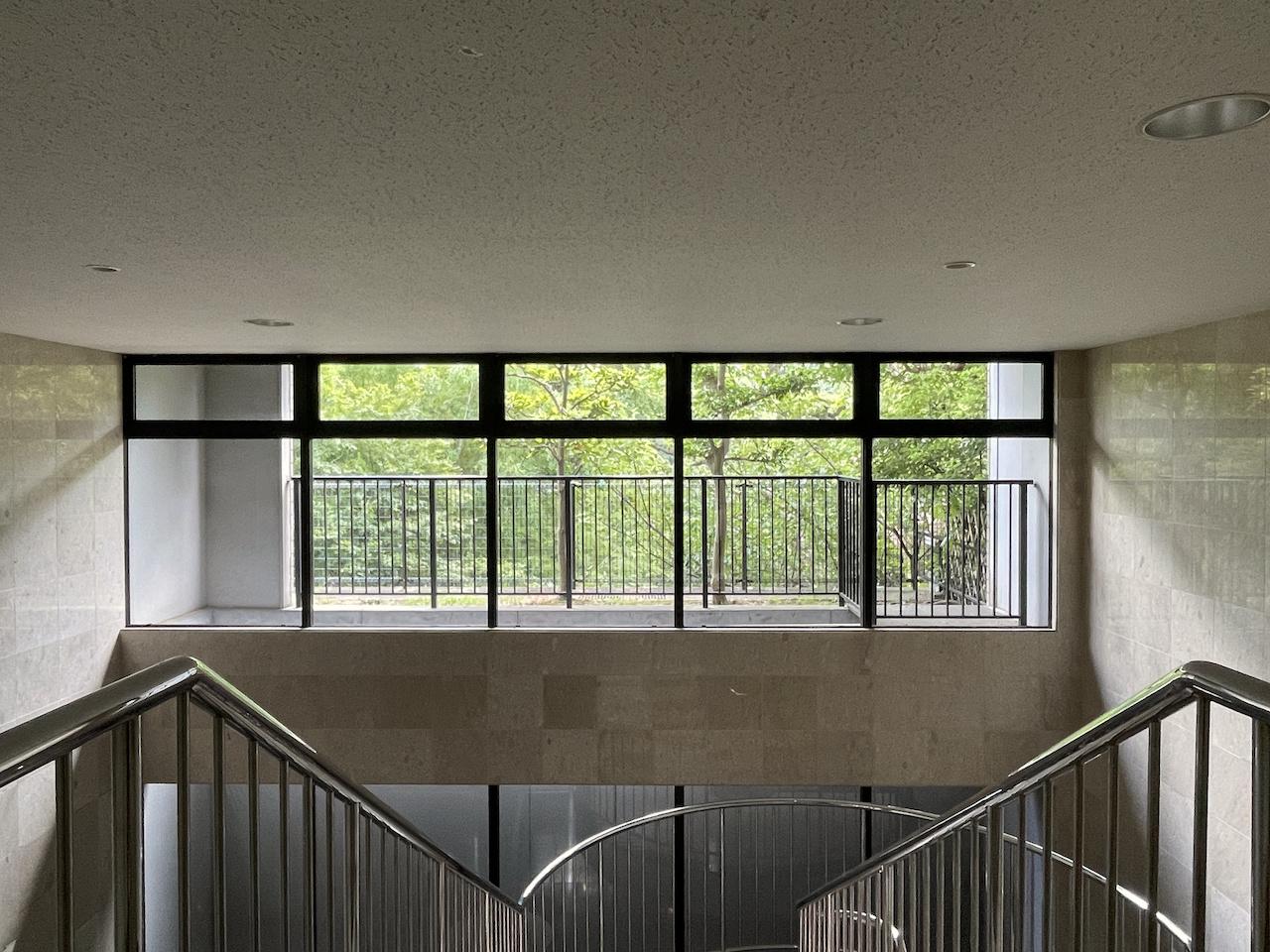 福岡市中央区桜坂の賃貸物件/共用部がもう美術館みたい。