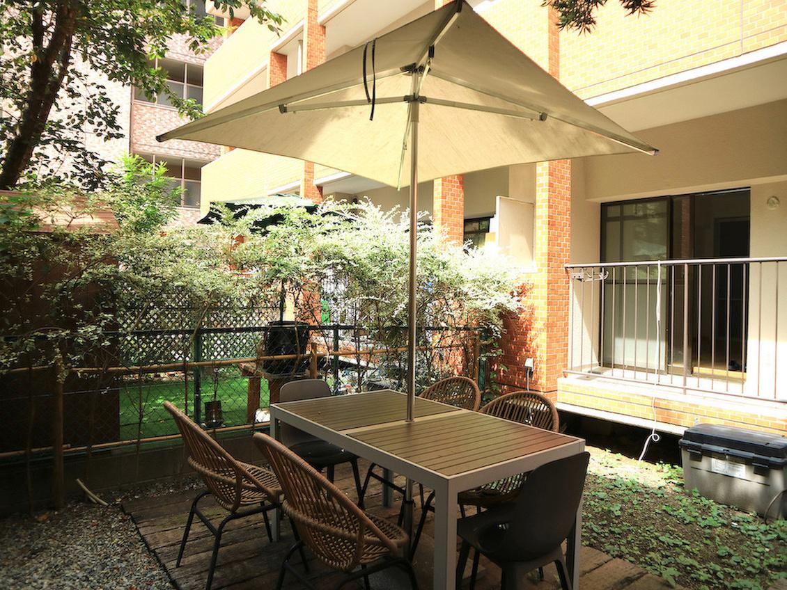 福岡市中央区大名の売買物件/この空間にドンピシャなテーブル、椅子、パラソル。