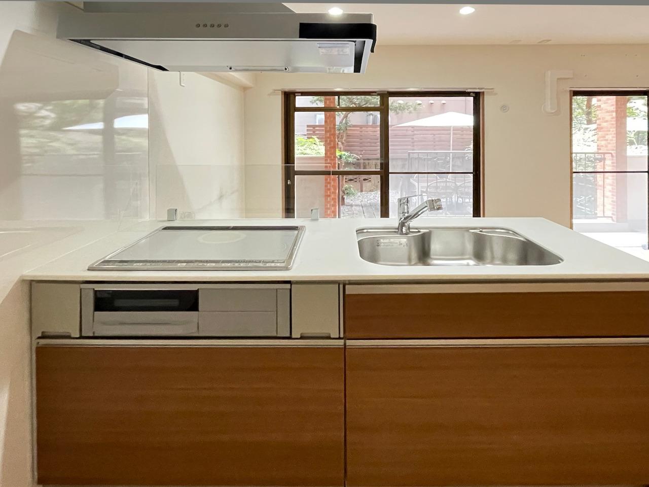 福岡市中央区大名の売買物件/3口コンロのIHキッチン。