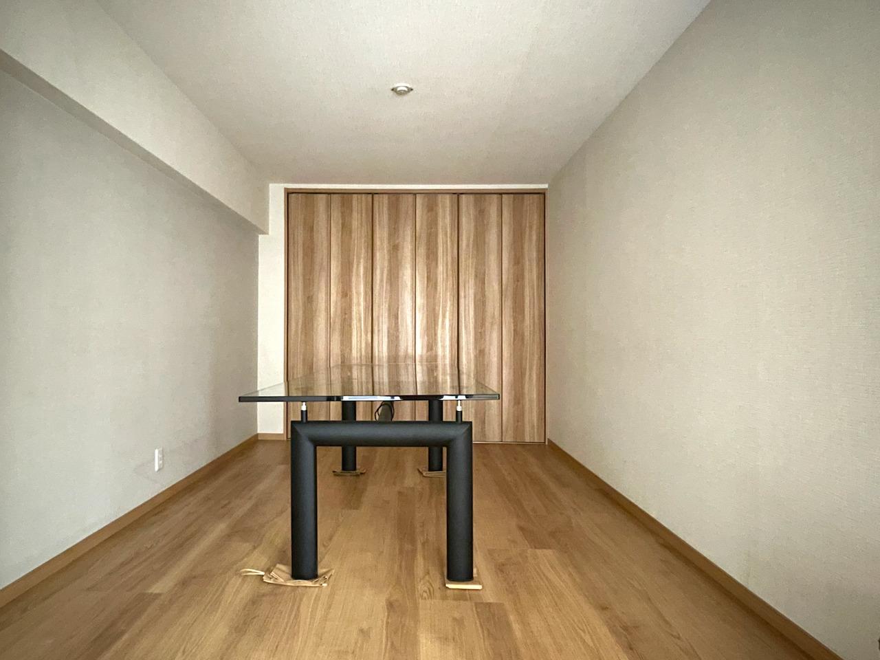 福岡市中央区大名の売買物件/洋室はこんな感じ。（※現在テーブルは撤去されています）