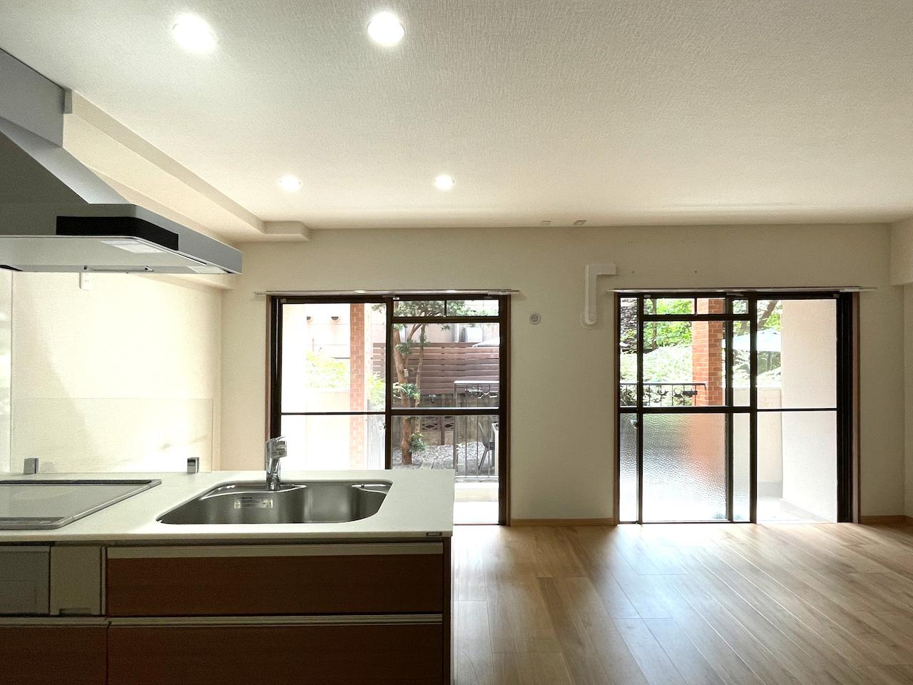 福岡市中央区大名の売買物件/窓の外が広いと、室内にもゆとりが生まれますね。