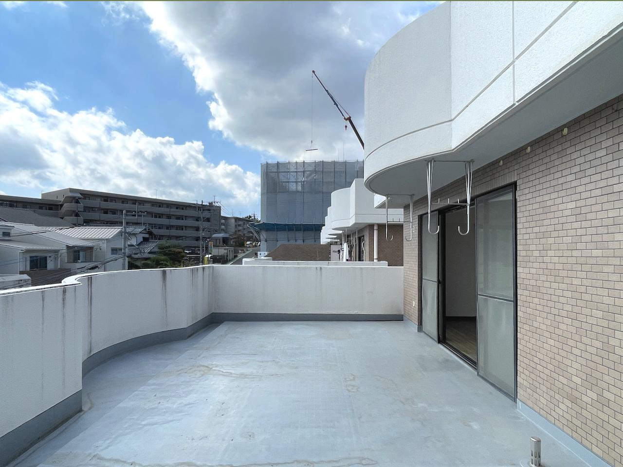 福岡市中央区小笹の賃貸物件/広いルーバル付き。緑やベンチが置ける余裕の広さです。