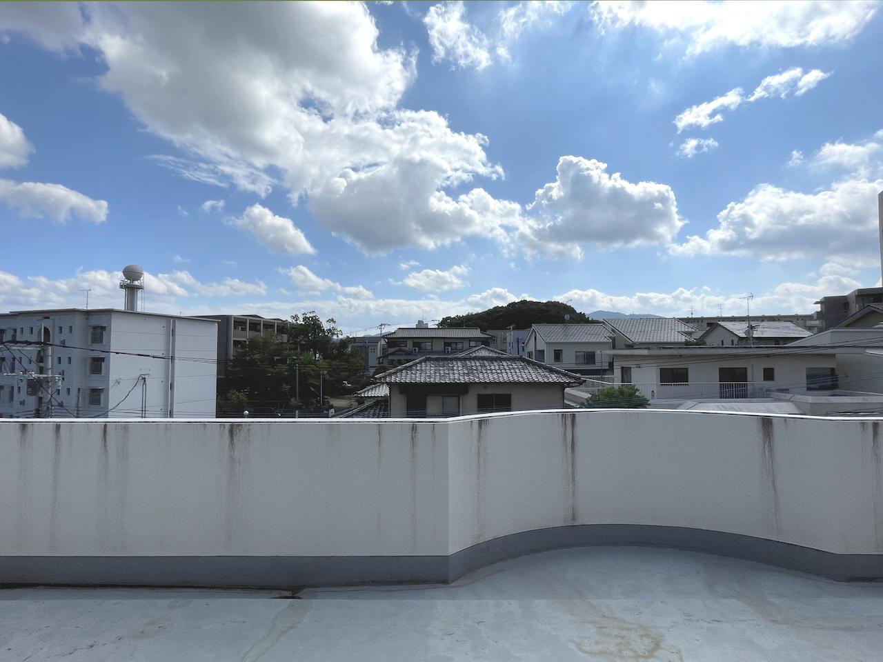 福岡市中央区小笹の賃貸物件/2階なので、眺望はイマイチですが、空は広いです。