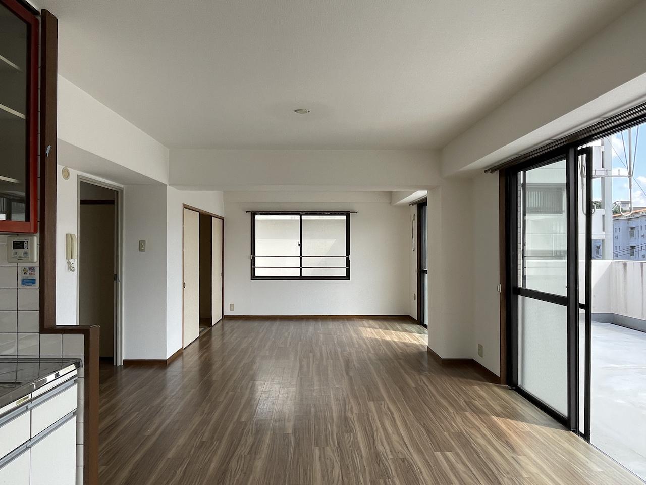 福岡市中央区小笹の賃貸物件/広めのLDK。窓が多いので、家具のレイアウトは注意が必要。