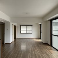 福岡市中央区小笹の賃貸物件/広めのLDK。窓が多いので、家具のレイアウトは注意が必要。