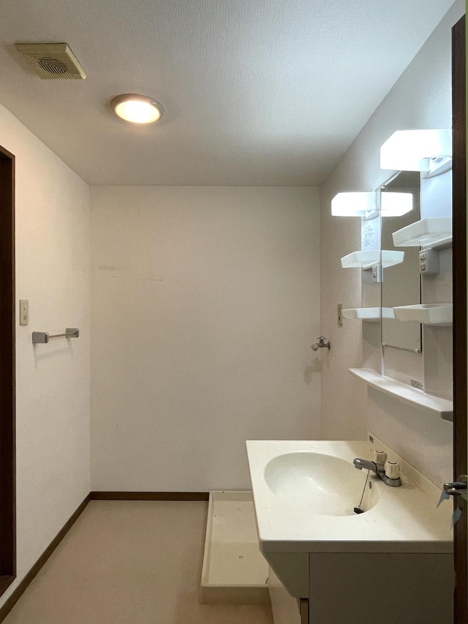 福岡市中央区小笹の賃貸物件/洗面所と洗濯機置き場。