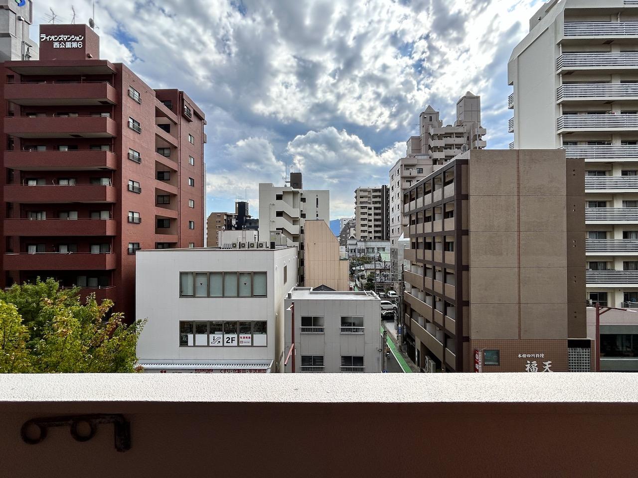 福岡市中央区荒戸の賃貸物件/お部屋からの景色。空が仰げますよ。