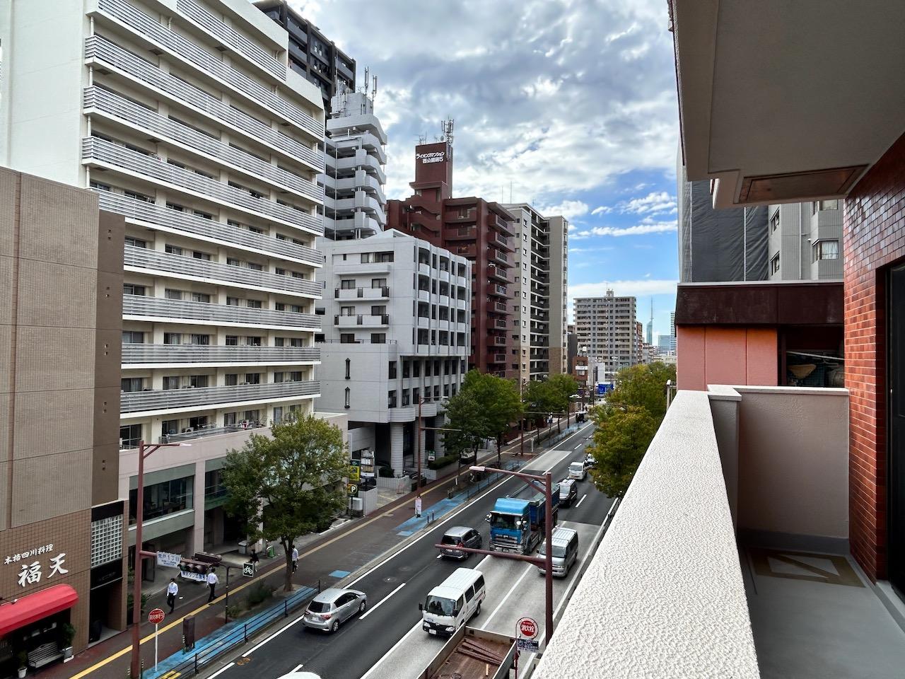 福岡市中央区荒戸の賃貸物件/大通り沿いなので、車の走行音が聞こえます。