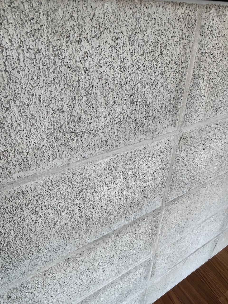 福岡市中央区荒戸の賃貸物件/キッチン背面は石の素材で無骨さを感じます。