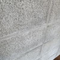 福岡市中央区荒戸の賃貸物件/キッチン背面は石の素材で無骨さを感じます。