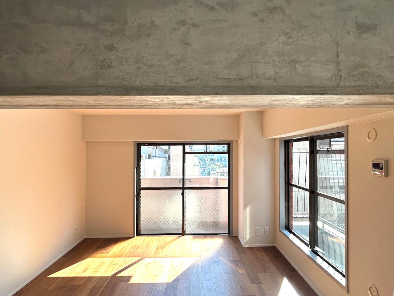 福岡市中央区荒戸の賃貸物件/キッチン正面の梁。若干、低めです。