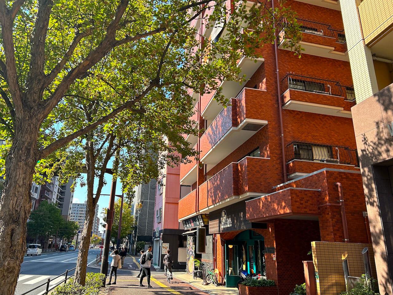 福岡市中央区荒戸の賃貸物件/オレンジ色の外観が目印です。