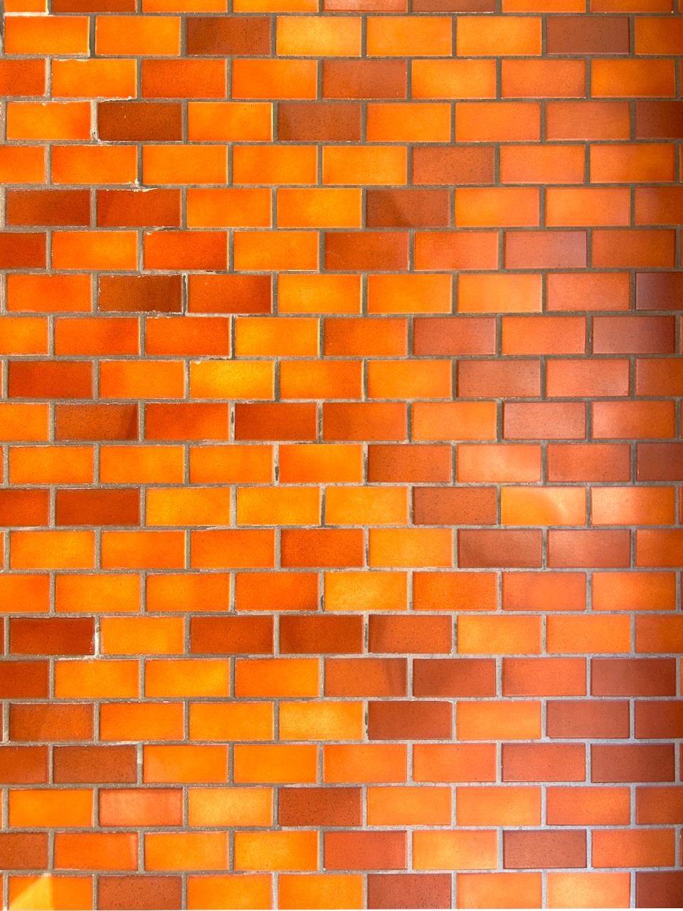 福岡市中央区荒戸の賃貸物件/建物はオレンジ色の煉瓦張り。