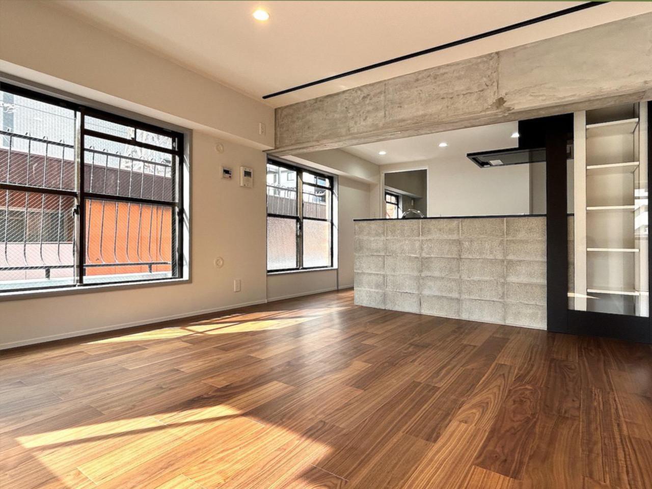 福岡市中央区荒戸の賃貸物件/たっぷり陽の光が差し込むリビング。