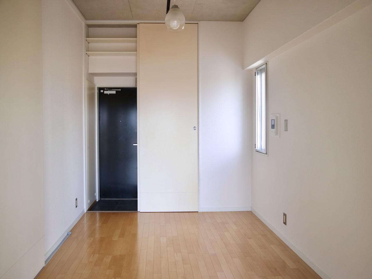 福岡市早良区祖原の賃貸物件/天井の高さがお分かりいただけると良いのですが。一般的な住居に比べて20〜30㎝は高いかと。