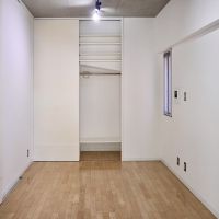 福岡市早良区祖原の賃貸物件/玄関の引き戸を開くと、クローゼットが登場