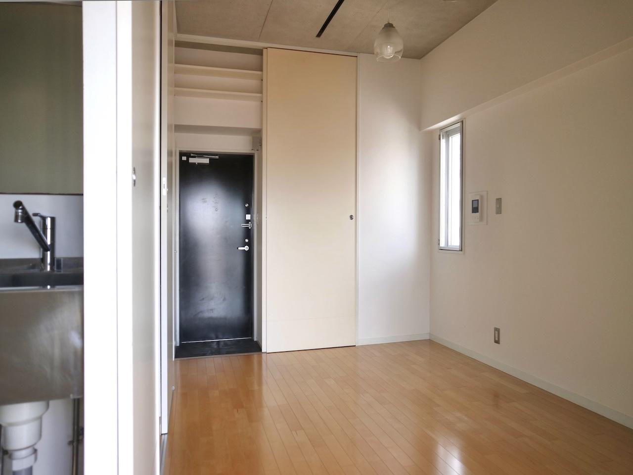 福岡市早良区祖原の賃貸物件/部屋の形は長方形ではなく窓に向かって少し斜めになっています。