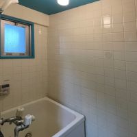 福岡市南区大橋の賃貸物件/浴室の天井もキッチンと同じ色で塗装。