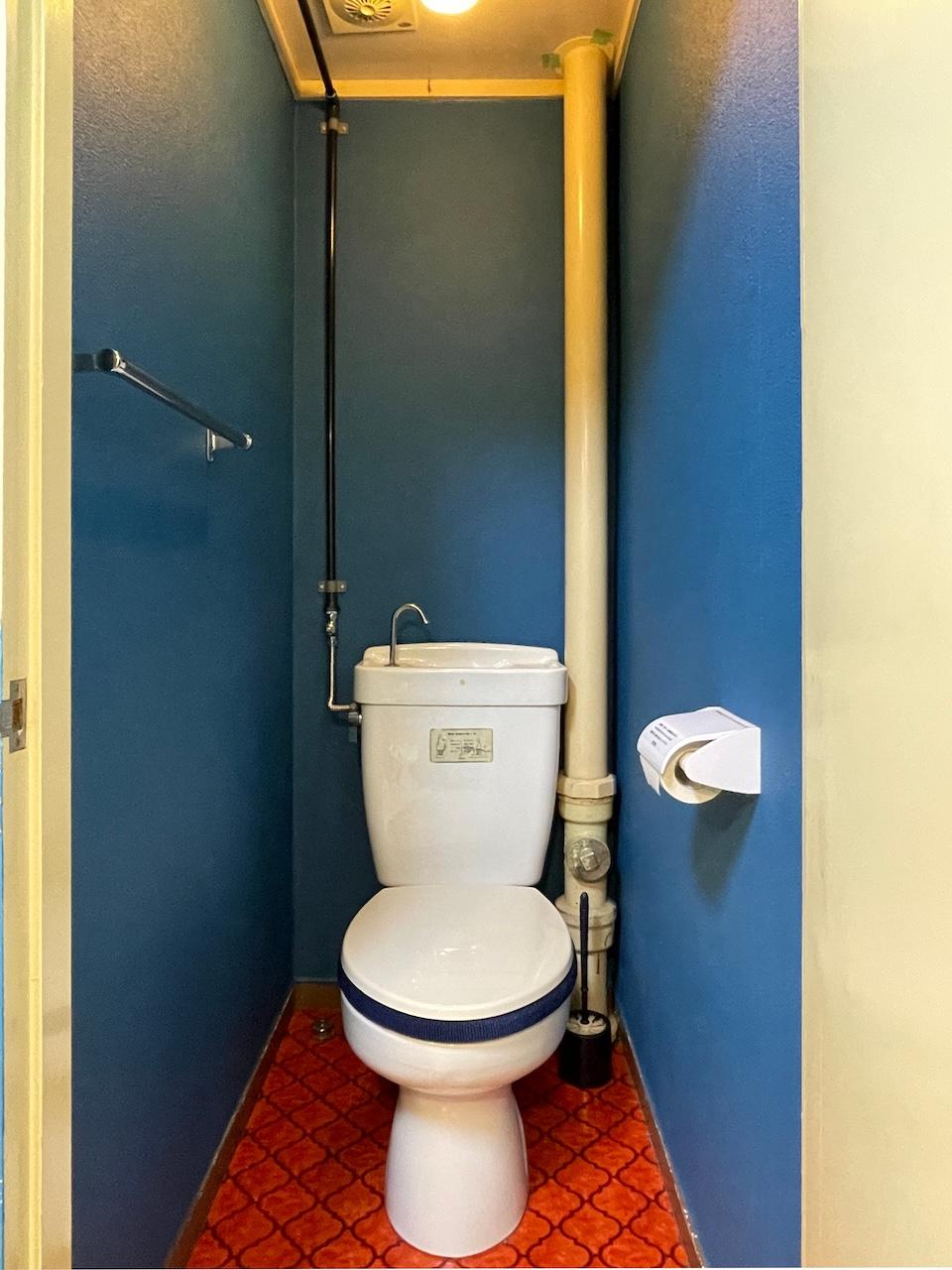 福岡市南区大橋の賃貸物件/トイレも綺麗に塗装。ドラ○もんカラー。