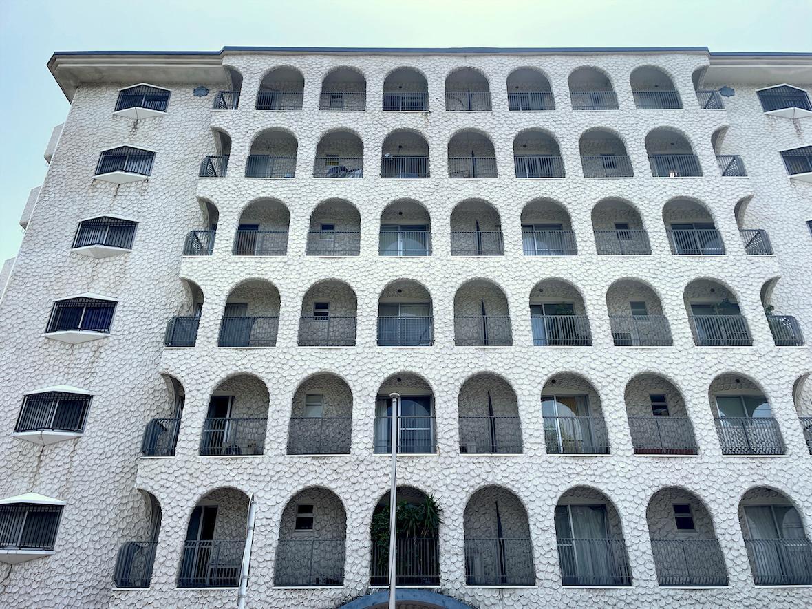 福岡市南区高宮の売買物件/ぼこぼことした鱗模様とアーチの開口が特徴のヴィンテージマンションです。