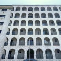 福岡市南区高宮の売買物件/ぼこぼことした鱗模様とアーチの開口が特徴のヴィンテージマンションです。