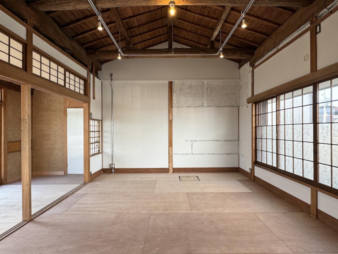 福岡市城南区神松寺の賃貸物件/土壁は白塗装しつつ、テクスチャーは残しています。