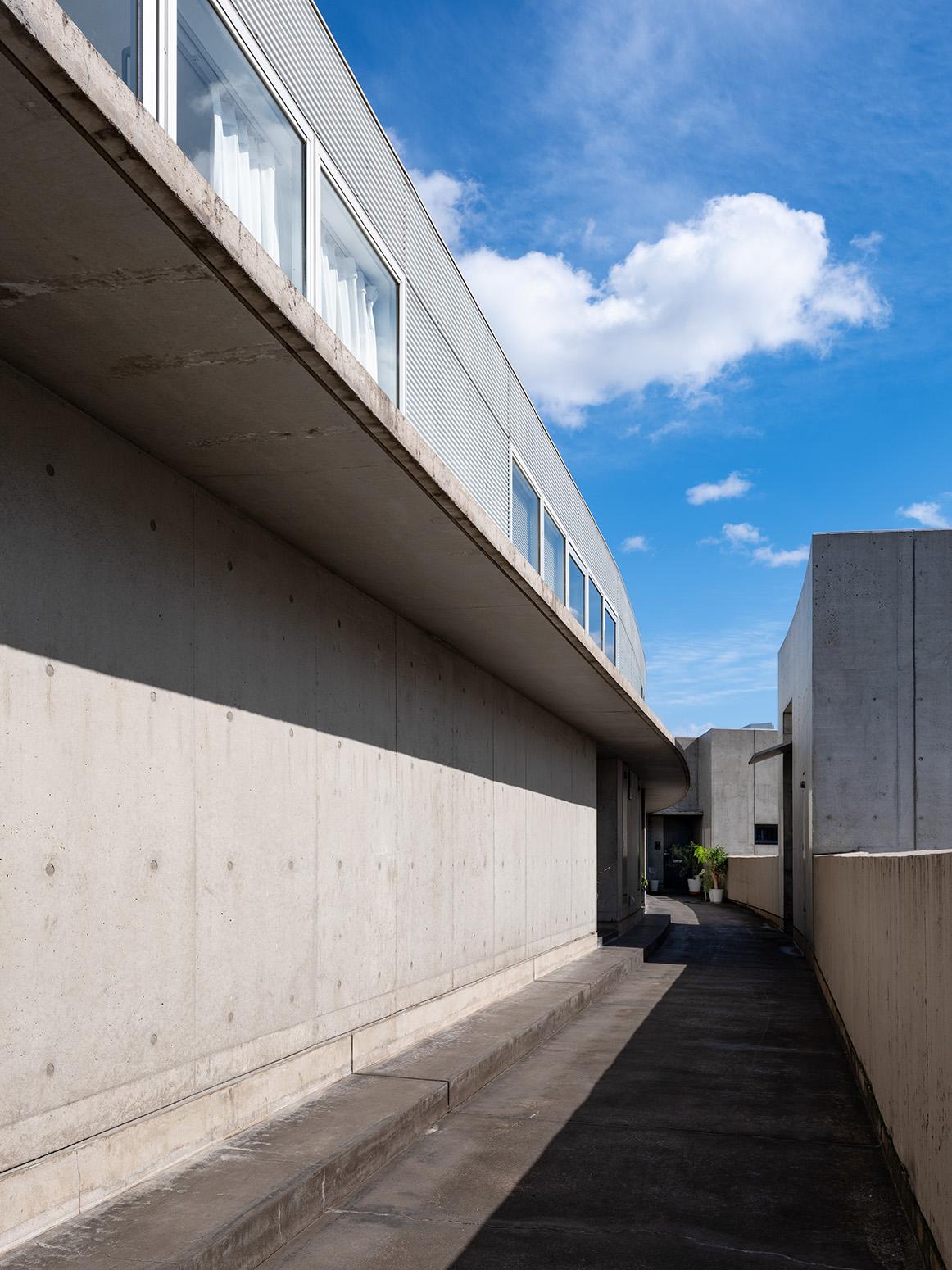 福岡市東区香椎浜の賃貸物件/お部屋までの通路。上方の連続窓が、スキップフロア部分のやつです。