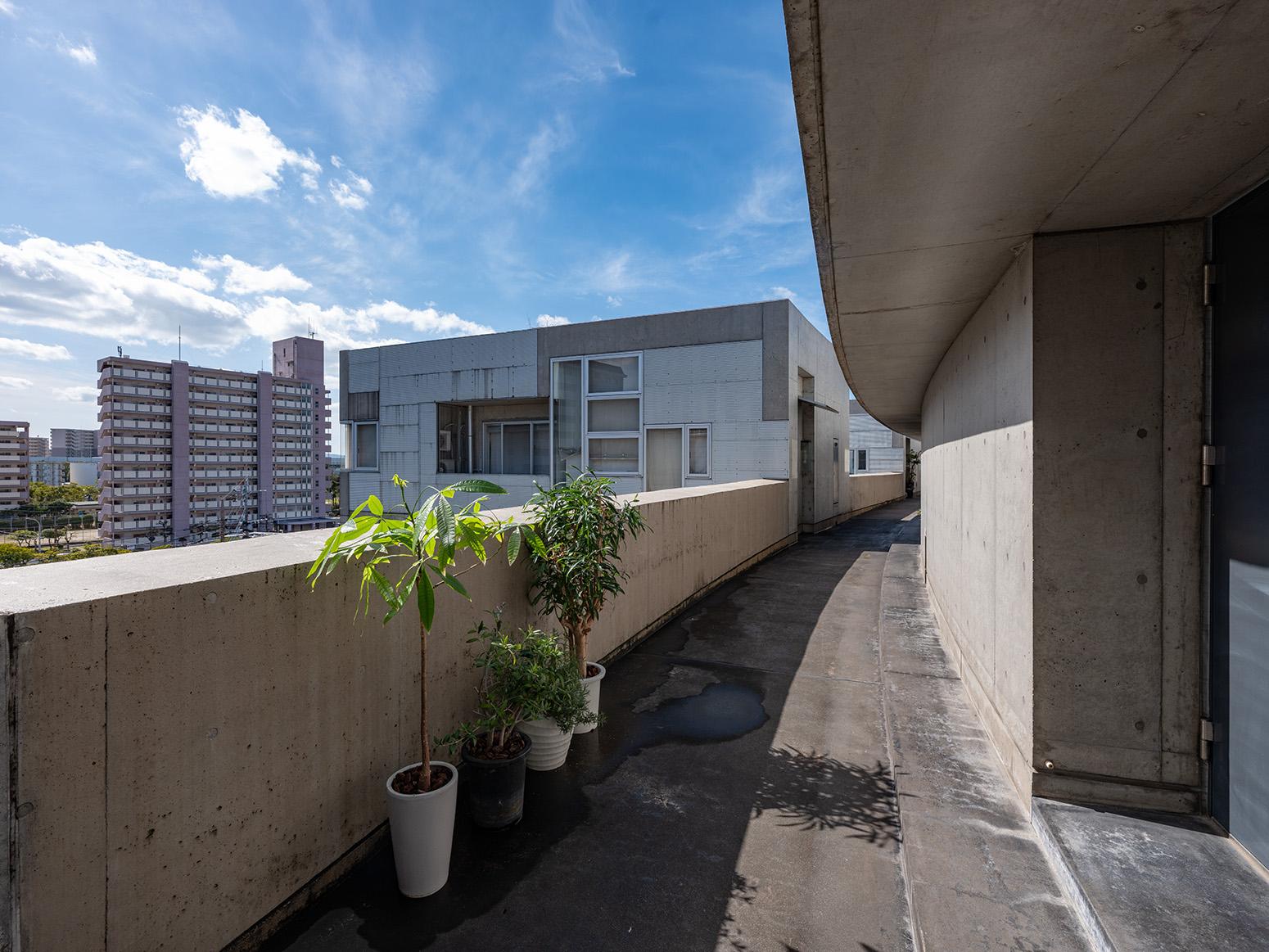 福岡市東区香椎浜の賃貸物件/改めて共用通路を。空が広い。