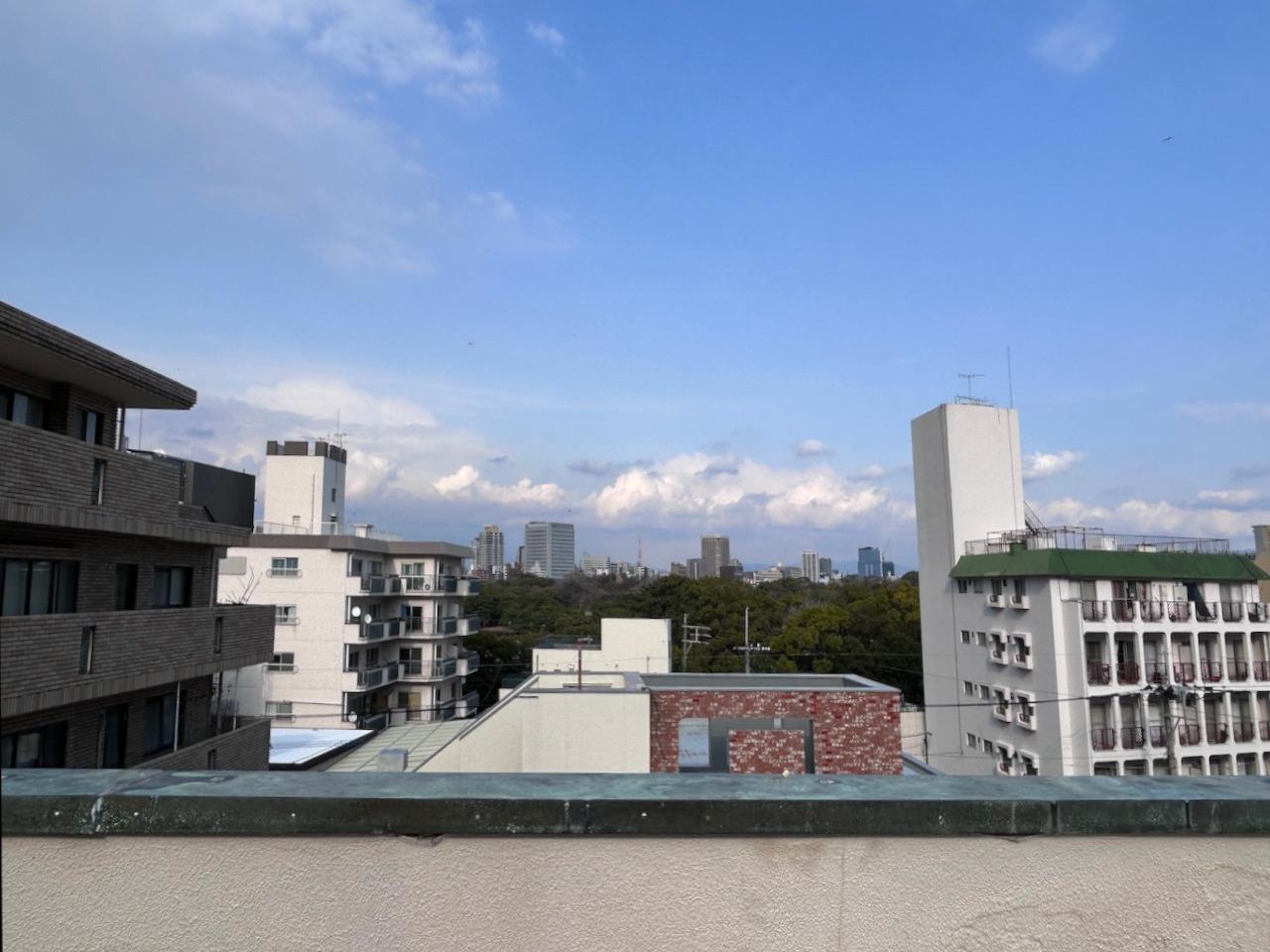 福岡市中央区大濠の賃貸物件/奥には大濠公園の緑を望めます。