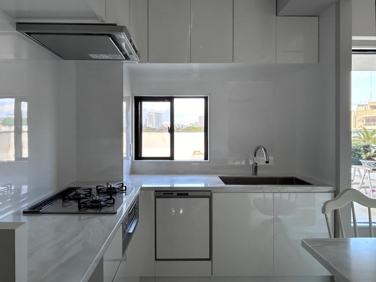 福岡市中央区大濠の賃貸物件/バルコニーに繋がる小窓がさりげなく嬉しいポイント。