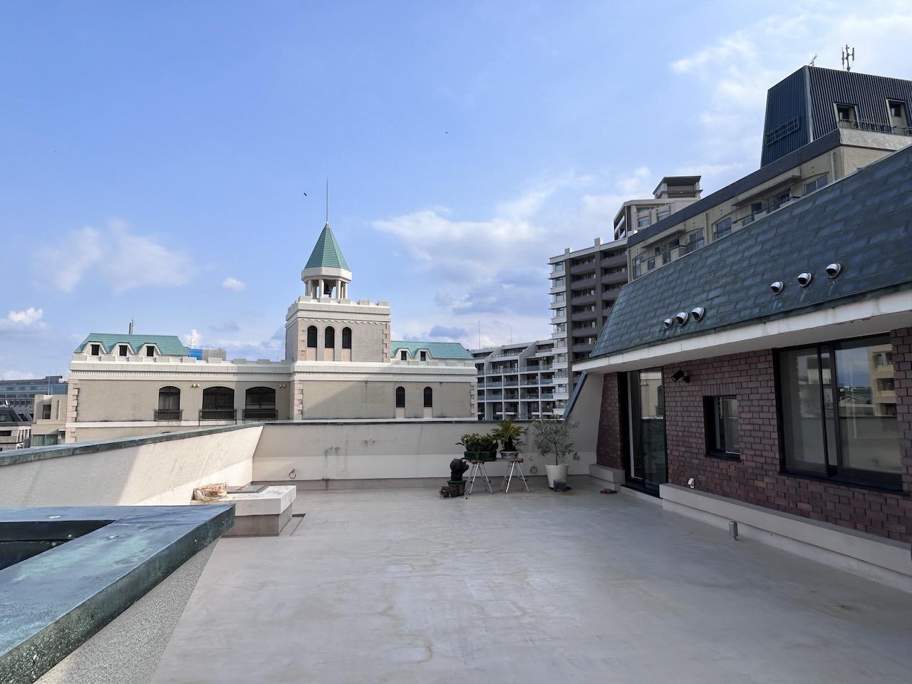 福岡市中央区大濠の賃貸物件/リビング横にこのバルコニー！隣の建物のおかげでなんだか日本じゃないみたい。