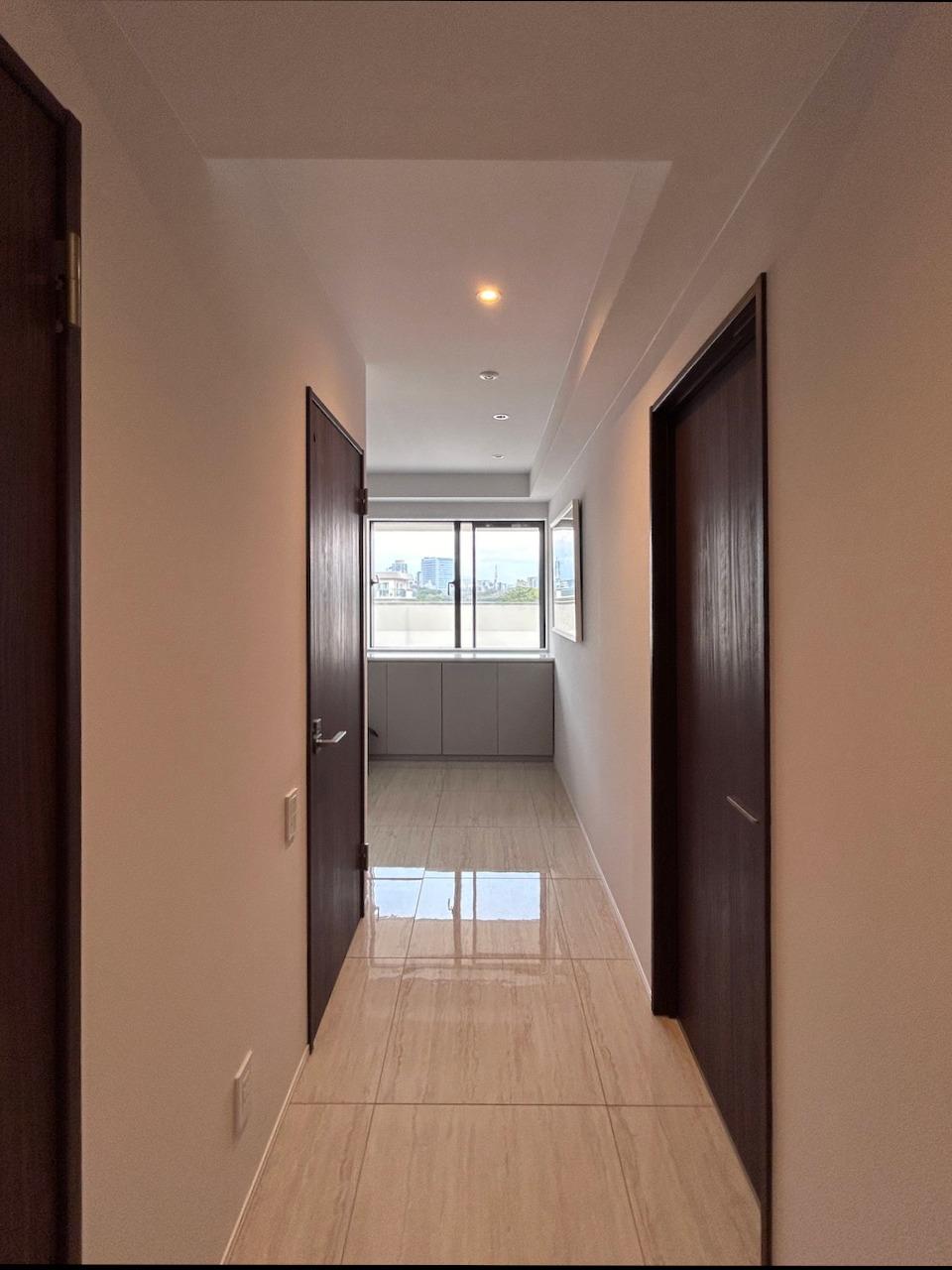 福岡市中央区大濠の賃貸物件/廊下にも窓があってよく風が通りそう。