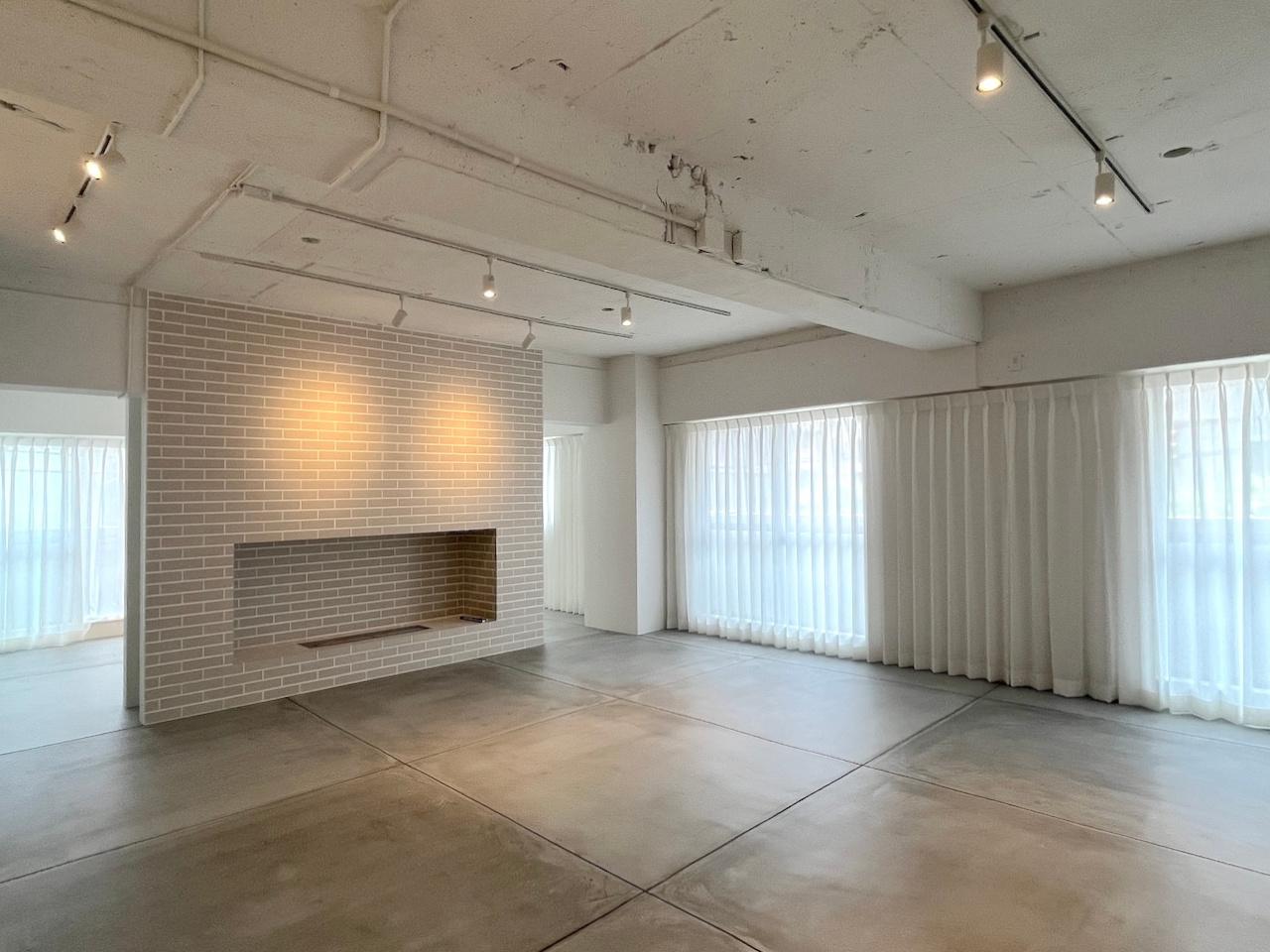 福岡市中央区大濠の賃貸物件/レンガタイルの暖炉が空間のポイント。