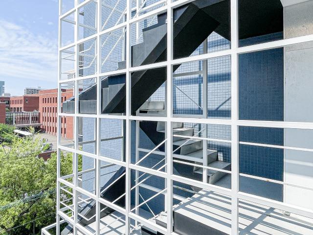 福岡市早良区西新の賃貸物件/絵になる共用階段。