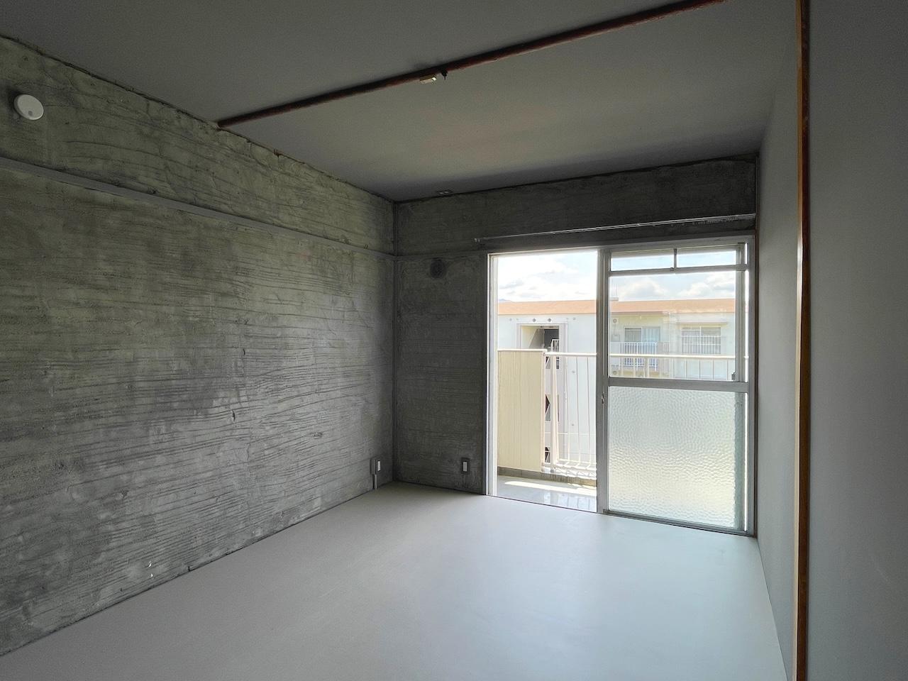 福岡市早良区南庄の賃貸物件/洋室2。壁は塗り壁かな？と思ったら、、、。