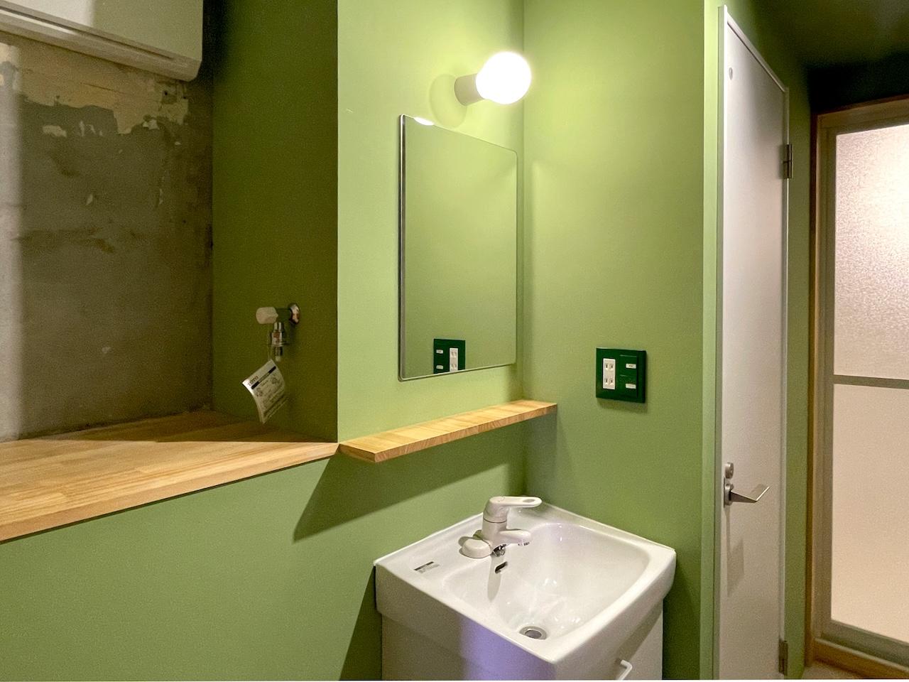 福岡市早良区南庄の賃貸物件/洗面所と横は洗濯機置き場。