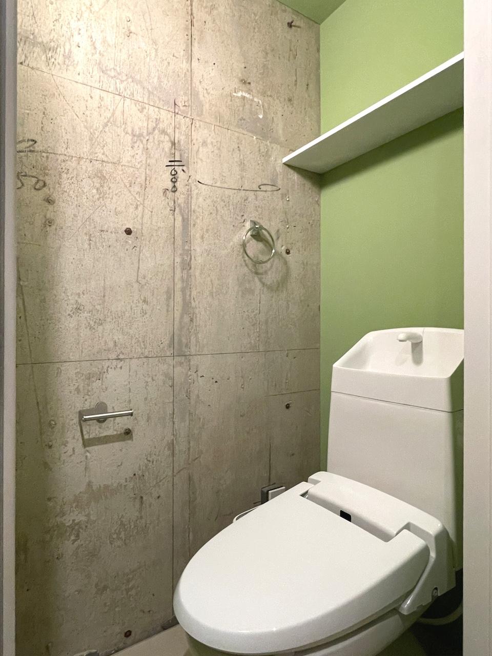 福岡市早良区南庄の賃貸物件/トイレの壁は、あえて塗らない一面を残す。