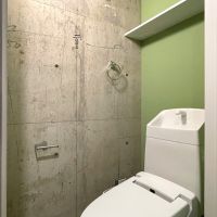 福岡市早良区南庄の賃貸物件/トイレの壁は、あえて塗らない一面を残す。