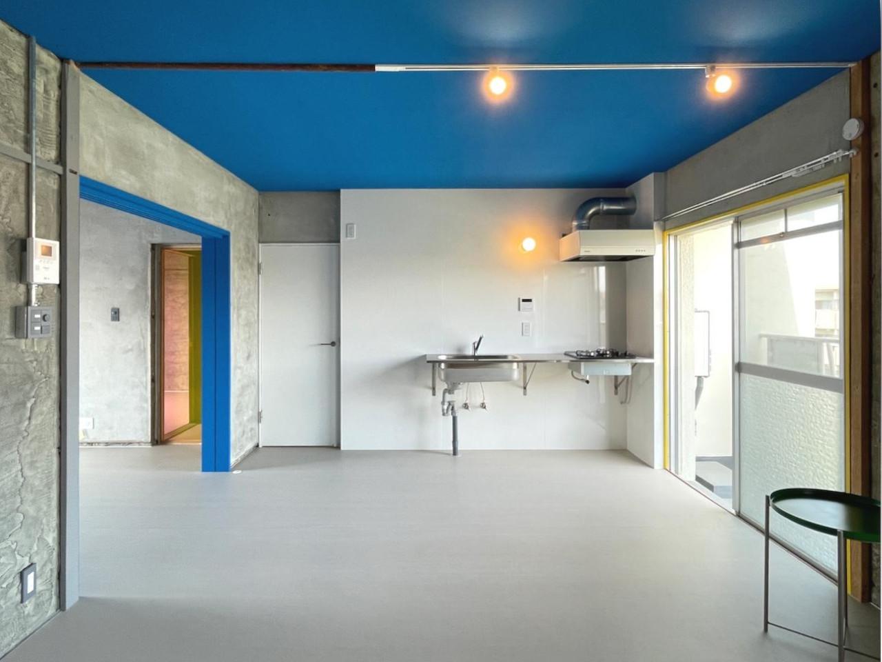 福岡市早良区南庄の賃貸物件/フルリノベで生まれ変わった鮮やかな青い天井のお部屋。