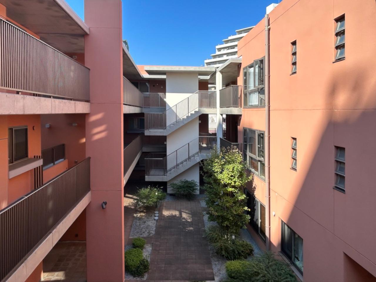 福岡市西区姪の浜の賃貸物件/中庭を囲む内廊下の設計になっています。