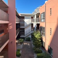 福岡市西区姪の浜の賃貸物件/中庭を囲む内廊下の設計になっています。