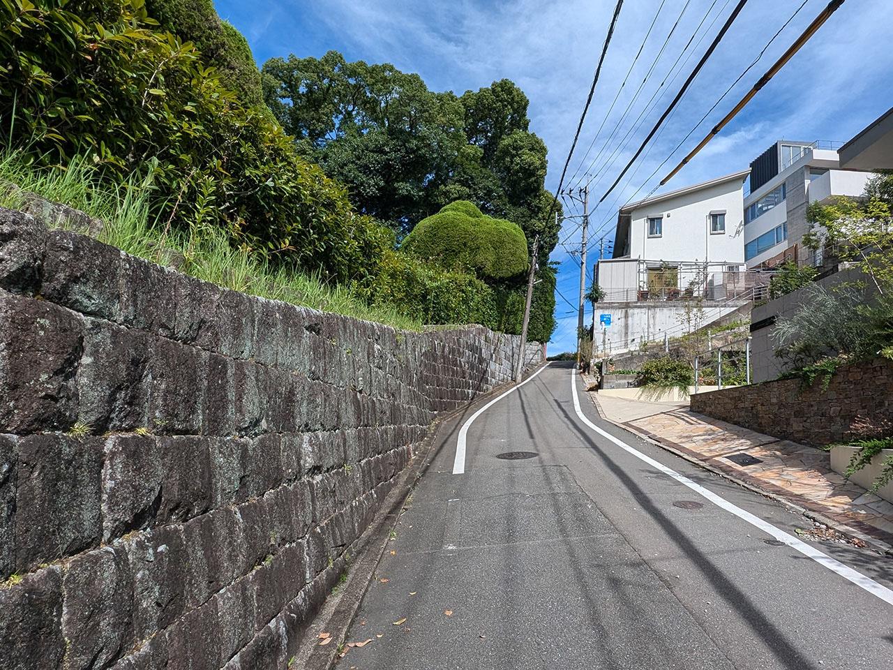 福岡市中央区桜坂の賃貸物件/駅からの道は上り坂が続きます。